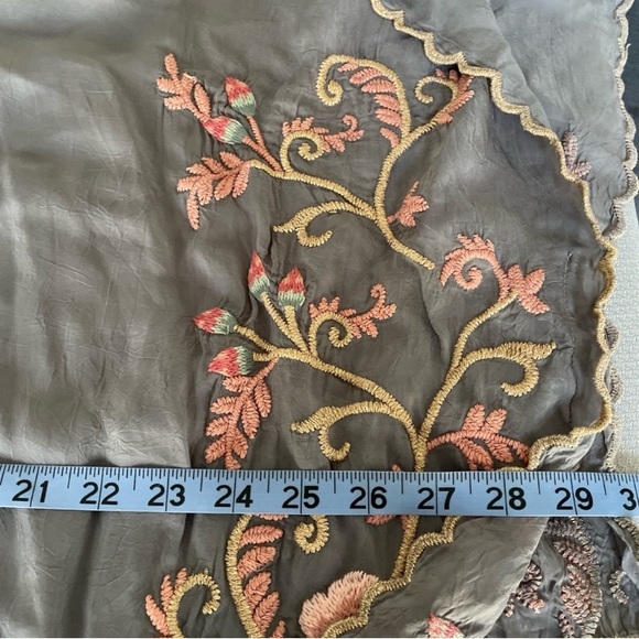 Johnny Was Floral Embroidered Gray Rayon Tie Neck Blouse Size Small - Picture 4 of 9